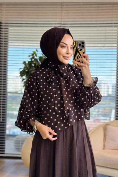 3403 Yakası Bağlama Detay Puantiyeli Bluz Kahve